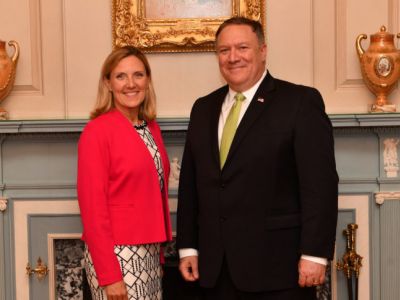 Андреа Томпсон и Майк Помпео. Фото: spacenews.com Андреа Томпсон и Майк Помпео. Фото: spacenews.com