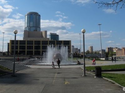 Сквер у театра Драмы в Екатеринбурге. Фото: hobbysalon.ru Сквер у театра Драмы в Екатеринбурге. Фото: hobbysalon.ru