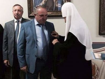 Патриарх Кирилл (Гундяев) вручае орден РПЦ Арашукову-старшему, слева - А.Беглов. www.facebook.com/groups/770394053082710 Патриарх Кирилл (Гундяев) вручае орден РПЦ Арашукову-старшему, слева - А.Беглов. www.facebook.com/groups/770394053082710