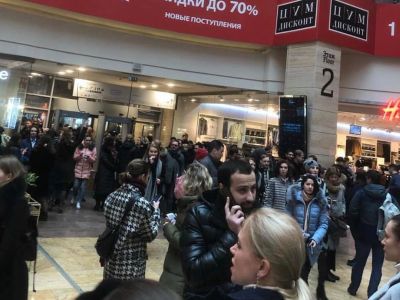 Москва, эвакуация из ЦУМа после ложного сообщения о минировании, 5.2.19. Фото: facebook.com/activist.msk Москва, эвакуация из ЦУМа после ложного сообщения о минировании, 5.2.19. Фото: facebook.com/activist.msk