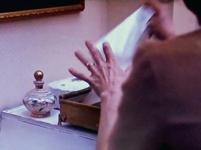 Диспенсер для салфеток, кадр из к/ф "До самого конца". Скрин: www.facebook.com/alexandr.hotz Диспенсер для салфеток, кадр из к/ф "До самого конца". Скрин: www.facebook.com/alexandr.hotz