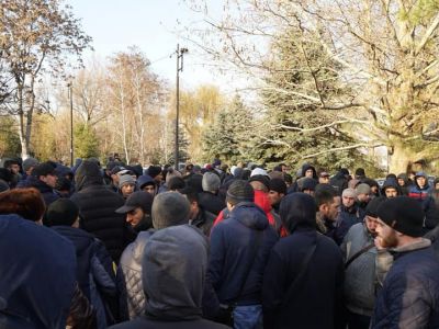 Перед зданием суда. Фото: Крымская солидарность / facebook.com Перед зданием суда. Фото: Крымская солидарность / facebook.com