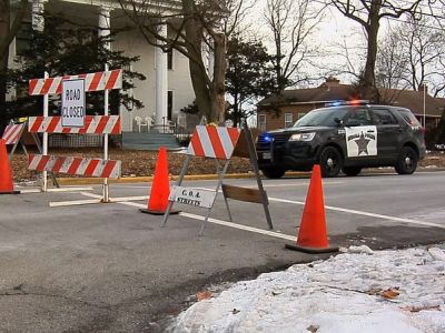 Полицейские охраняют район, где боевик открыл огонь в промышленной зоне Авроры, штат Иллинойс. Фото:  Reuters