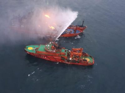 Спасательное судно во время пожарной операции после аварии с участием двух танкеров. Фото: Reuters
