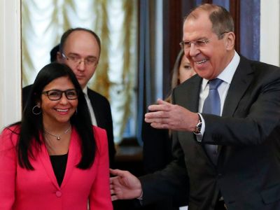 Министр иностранных дел России Сергей Лавров (справа) приветствует вице-президента Венесуэлы Дельси Родригес на переговорах в Москве, Россия, в пятницу, 1 марта 2019 года. Фото: Павел Головкин / AP Министр иностранных дел России Сергей Лавров (справа) приветствует вице-президента Венесуэлы Дельси Родригес на переговорах в Москве, Россия, в пятницу, 1 марта 2019 года. Фото: Павел Головкин / AP