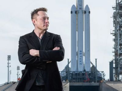 Илон Маск и ракета "Фалькон". Фото: im0-tub-ru.yandex.net Илон Маск и ракета "Фалькон". Фото: im0-tub-ru.yandex.net