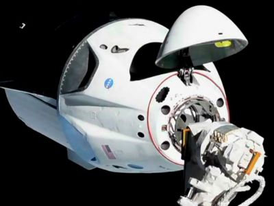 Космический корабль Crew Dragon перед стыковкой. Фото: welt.de