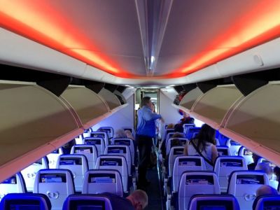 Салон самолета Boeing 737 MAX 8. Фото: travelupdate.boardingarea.com Салон самолета Boeing 737 MAX 8. Фото: travelupdate.boardingarea.com