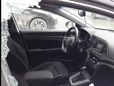 Разбитая машина правозащитника. Фото: facebook.com/aleksey.sokolov.54 Разбитая машина правозащитника. Фото: facebook.com/aleksey.sokolov.54