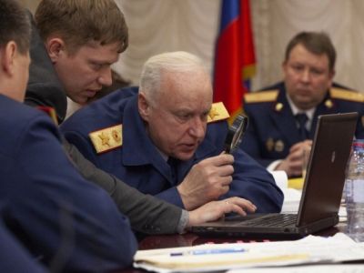 Бастрыкин с лупой у монитора. Фото: www.yaplakal.com Бастрыкин с лупой у монитора. Фото: www.yaplakal.com