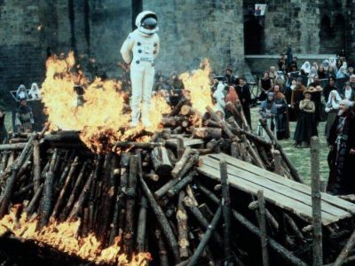 "Сожжение космонавта". Кадр из к/ф "Космонавт и король Артур" (1979): glagne.com "Сожжение космонавта". Кадр из к/ф "Космонавт и король Артур" (1979): glagne.com