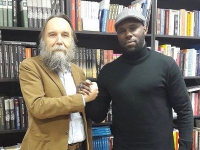 Александр Дугин и Кеми Себа. Фото: citoyentv.fr Александр Дугин и Кеми Себа. Фото: citoyentv.fr