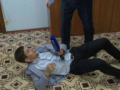 Нападение главы Ширинского района Хакасии Сергея Зайцева на журналиста телеканала "Россия-24". Скриншот: ВГТРК/Вести.ру Нападение главы Ширинского района Хакасии Сергея Зайцева на журналиста телеканала "Россия-24". Скриншот: ВГТРК/Вести.ру