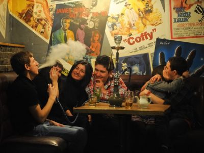 Курение кальяна. Фото: ТАСС/Александр Рюмин Курение кальяна. Фото: ТАСС/Александр Рюмин