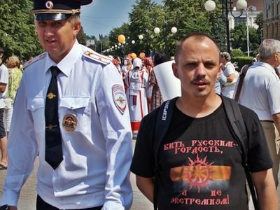 Александр Шипанов и нервный майор. Фото: Александр Воронин, Каспаров.Ru Александр Шипанов и нервный майор. Фото: Александр Воронин, Каспаров.Ru