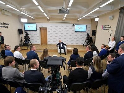 Владимир Путин в Уральском федеральном университете, 9.7.19. Фото: kremlin.ru Владимир Путин в Уральском федеральном университете, 9.7.19. Фото: kremlin.ru