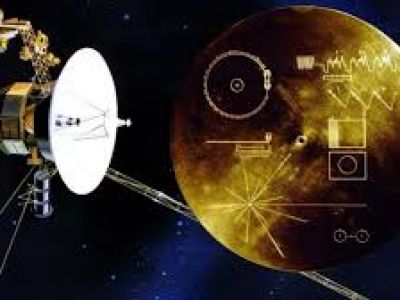 Космический аппарат "Вояджер" и послание иным мирам. Иллюстрация: Hi-News.ru Космический аппарат "Вояджер" и послание иным мирам. Иллюстрация: Hi-News.ru