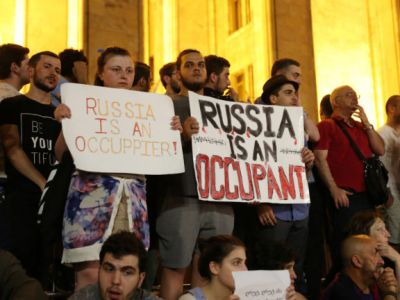 Демонстранты участвуют в митинге против визита российского законодателя возле здания парламента в Тбилиси, Грузия, 22 июня 2019 года. Ираклий Геденидзе / Reuters Демонстранты участвуют в митинге против визита российского законодателя возле здания парламента в Тбилиси, Грузия, 22 июня 2019 года. Ираклий Геденидзе / Reuters