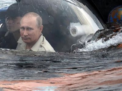 Путин на батискафе, 27.7.19. Скрин видео: www.youtube.com/watch?v=U5WMr5F33JY Путин на батискафе, 27.7.19. Скрин видео: www.youtube.com/watch?v=U5WMr5F33JY