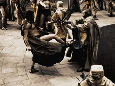 Убийство спартанцами персидских послов. Кадр из к/ф "300 спартанцев": v-kurse.ru Убийство спартанцами персидских послов. Кадр из к/ф "300 спартанцев": v-kurse.ru