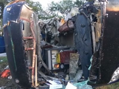 Искореженный автобус. Фото: МЧС Искореженный автобус. Фото: МЧС