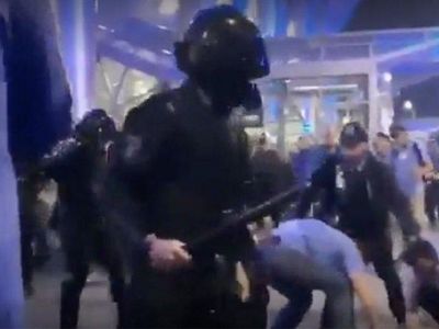 Избиение омоновцами. Фото: t.me/ntlnts/136170 Избиение омоновцами. Фото: t.me/ntlnts/136170