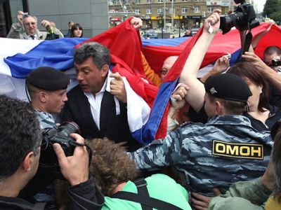 Задержание Бориса Немцова на шествии с российским флагом, 22.8.2010. Фото: newizv.ru Задержание Бориса Немцова на шествии с российским флагом, 22.8.2010. Фото: newizv.ru