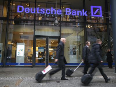 Люди идут мимо филиала Deutsche Bank 17 января 2014 года в Берлине, Германия. Фото: Sean Gallup / Getty Images Люди идут мимо филиала Deutsche Bank 17 января 2014 года в Берлине, Германия. Фото: Sean Gallup / Getty Images