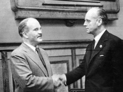 Рукопожатие В.Молотова и И. фон Риббентропа. Фото: amp.facty.ua Рукопожатие В.Молотова и И. фон Риббентропа. Фото: amp.facty.ua