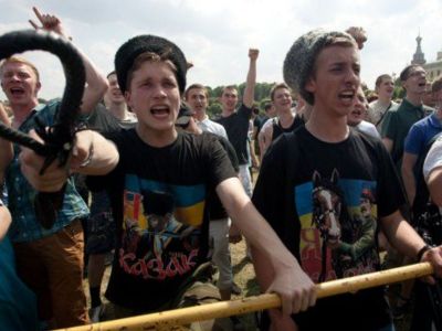 Разгон ряжеными "казаками" согласованной ЛГБТ-акции на Марсовом поле (СПб.), июль 2013 г. Фото: novayagazeta.ru Разгон ряжеными "казаками" согласованной ЛГБТ-акции на Марсовом поле (СПб.), июль 2013 г. Фото: novayagazeta.ru