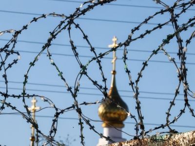 Церковь и колючая проволока. Фото: ТАСС Церковь и колючая проволока. Фото: ТАСС
