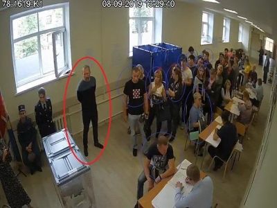 Скриншот видео с камер наблюдения на УИК №1619 в Петербурге. Фото: Голос Скриншот видео с камер наблюдения на УИК №1619 в Петербурге. Фото: Голос