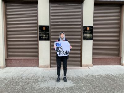 Одиночный пикет в поддержку фигурантов дела "212" "Я, мы, вся страна". Фото: novayagazeta.ru Одиночный пикет в поддержку фигурантов дела "212" "Я, мы, вся страна". Фото: novayagazeta.ru