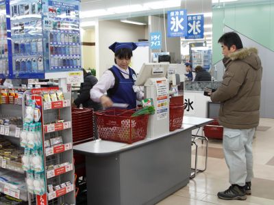 На кассе в японском магазине. Фото: crisplookdotnet.wordpress.com На кассе в японском магазине. Фото: crisplookdotnet.wordpress.com