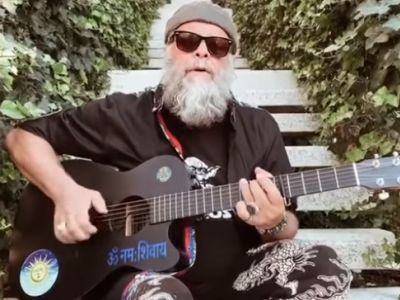 Борис Гребенщиков. Скрин видео www.youtube.com/watch?time_continue=109&v=vS5p4LuDASM Борис Гребенщиков. Скрин видео www.youtube.com/watch?time_continue=109&v=vS5p4LuDASM