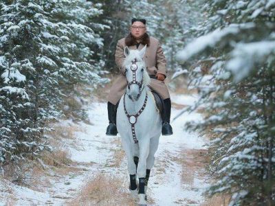 Ким Чен Ын в ходе паломничества на гору Пэкту. Фото: www.cnn.co.jp Ким Чен Ын в ходе паломничества на гору Пэкту. Фото: www.cnn.co.jp