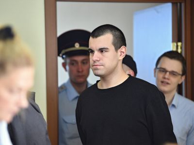 Руслан Костыленков (в центре) и Вячеслав Крюков (справа) перед началом заседания суда 26 июня. Фото: Александр Миридонов / Коммерсант Руслан Костыленков (в центре) и Вячеслав Крюков (справа) перед началом заседания суда 26 июня. Фото: Александр Миридонов / Коммерсант