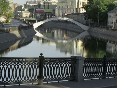Садовническая набережная и горбатый пешеходный мост через Водоотводной канал в Москве. Фото: Валерий Шустов / РИА Новости Садовническая набережная и горбатый пешеходный мост через Водоотводной канал в Москве. Фото: Валерий Шустов / РИА Новости