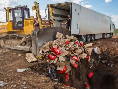 Уничтожение санкционных продуктов. Фото: Сергей Медведев / ТАСС Уничтожение санкционных продуктов. Фото: Сергей Медведев / ТАСС