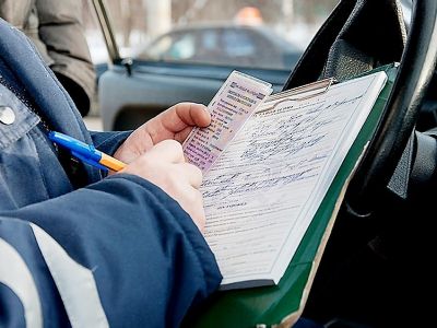 Сотрудник ГАИ выписывает штраф. Фото: Архив КП Сотрудник ГАИ выписывает штраф. Фото: Архив КП