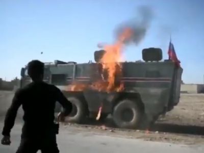 Курды атакуют российские патрули в Сирии. Скрин видео www.facebook.com/andrej.aleksandrovic.14 Курды атакуют российские патрули в Сирии. Скрин видео www.facebook.com/andrej.aleksandrovic.14