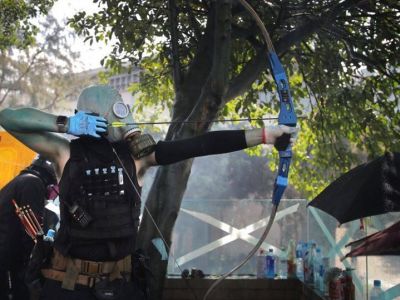 Лучники из отряда обороны Политеха (Гонконг). Фото: www.facebook.com/vasily.golovnin Лучники из отряда обороны Политеха (Гонконг). Фото: www.facebook.com/vasily.golovnin