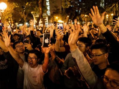 Реакция гонконгцев на результаты местных выборов. Фото: www.facebook.com/vasily.golovnin Реакция гонконгцев на результаты местных выборов. Фото: www.facebook.com/vasily.golovnin