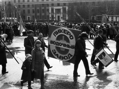 Ликеро-водочный завод на демонстрации. Фото публикуется: maxim-nm.livejournal.com Ликеро-водочный завод на демонстрации. Фото публикуется: maxim-nm.livejournal.com