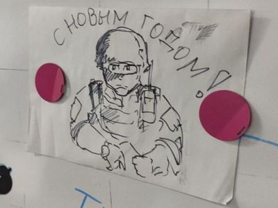 Рисунок неизвестного спецназовца, оставленный после обыска в ФБК. Фото: Леонид волков Рисунок неизвестного спецназовца, оставленный после обыска в ФБК. Фото: Леонид волков