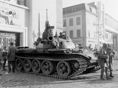 Танк у Оперного театра в Тимишоаре, дек. 1989. Фото: en.wikipedia.org Танк у Оперного театра в Тимишоаре, дек. 1989. Фото: en.wikipedia.org