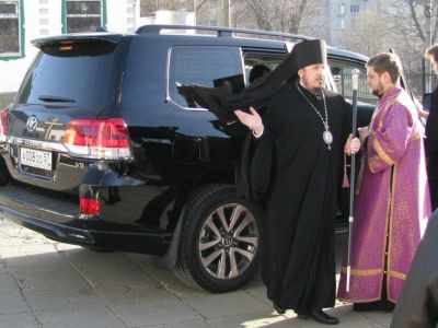 Священник и мерседес. Фото: Таинственное оренбуржье Священник и мерседес. Фото: Таинственное оренбуржье
