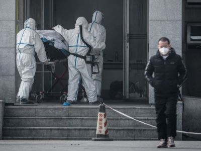 Около больницы Цзиньинтань в городе Ухань, Китай. Фото: Agence France-Presse / Getty Images Около больницы Цзиньинтань в городе Ухань, Китай. Фото: Agence France-Presse / Getty Images