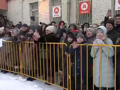 Загон для встречающих Путина в Череповце, 4.02.20. Скрин виде НТВ Загон для встречающих Путина в Череповце, 4.02.20. Скрин виде НТВ
