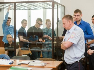 Обвиняемые по делу "Сети" в Пензе (слева направо) Арман Сагынбаев, Илья Шакурский, Андрей Чернов, Дмитрий Пчелинцев, Максим Иванкин, Михаил Кульков. Фото: Михаил Ивановский / "7х7" Обвиняемые по делу "Сети" в Пензе (слева направо) Арман Сагынбаев, Илья Шакурский, Андрей Чернов, Дмитрий Пчелинцев, Максим Иванкин, Михаил Кульков. Фото: Михаил Ивановский / "7х7"